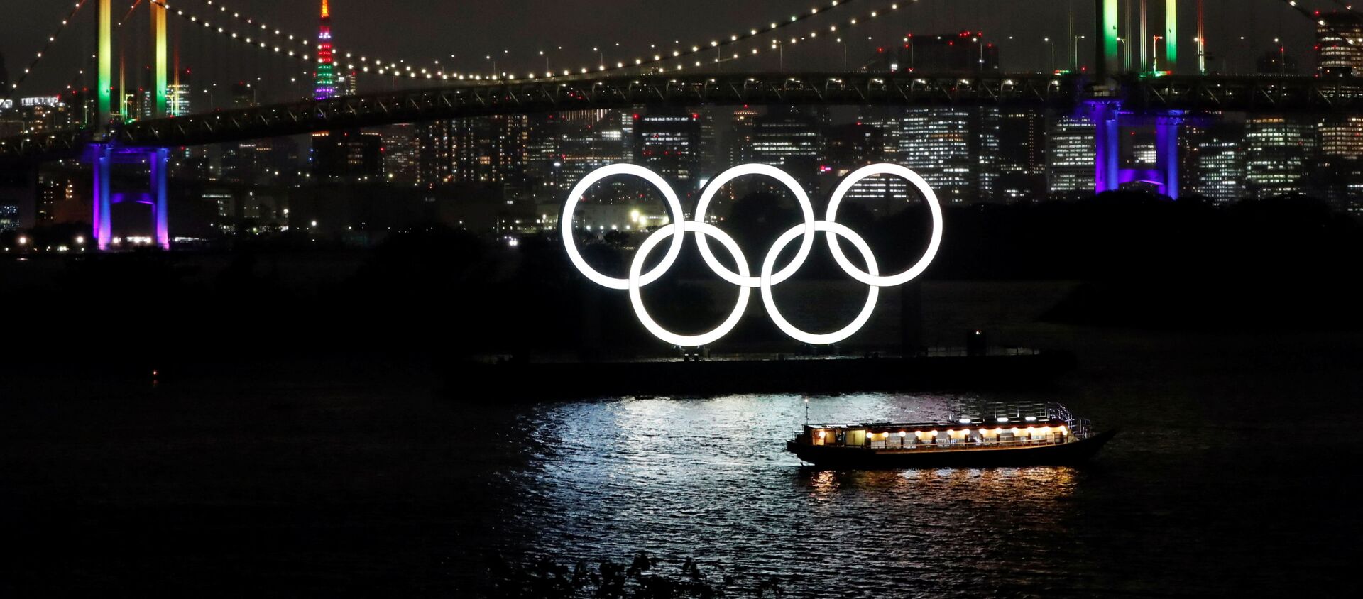 Монумент из пяти олимпийских колец, построенный к планировавшейся на лето 2020 года Олимпиаде в Японии, на плавучей барже в Токийском заливе. - 俄罗斯卫星通讯社, 1920, 14.07.2021