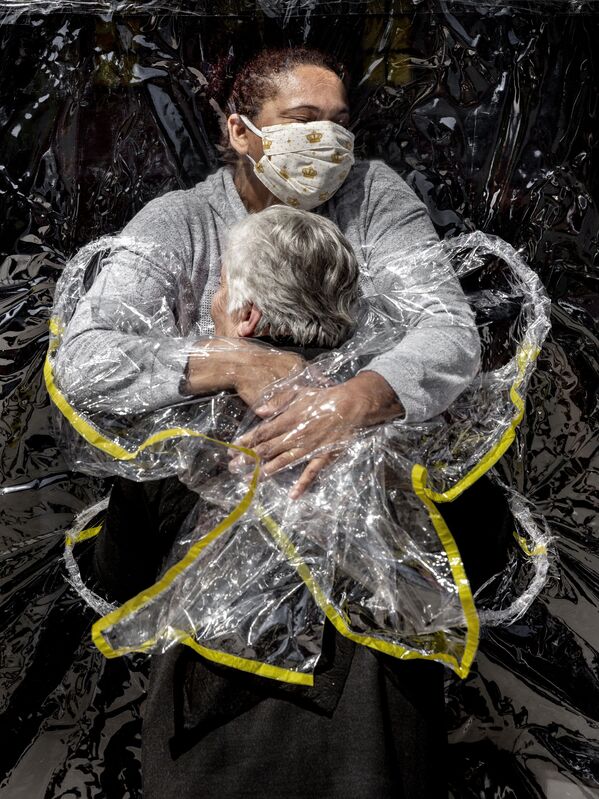 丹麥攝影師麥德斯•尼森拍攝的《第一次擁抱》，獲得一般新聞類第一名。 - 俄羅斯衛星通訊社