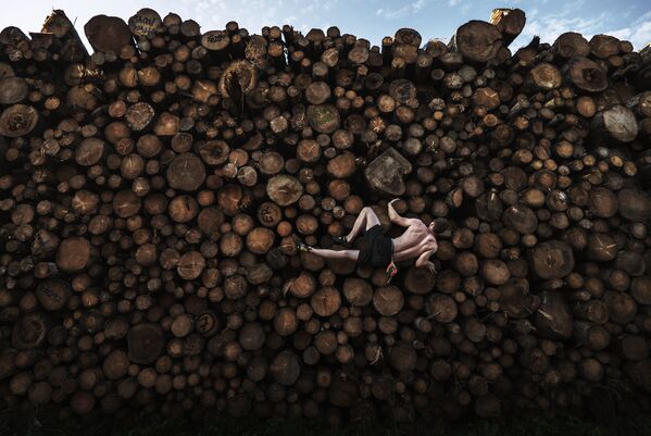 澳大利亞攝影師亞當•普雷特拍攝的《圓木樁抱石攀岩》，獲得體育類第一名。 - 俄羅斯衛星通訊社