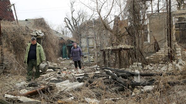 Местные жители у своих домов, пострадавших от обстрелов  - 俄罗斯卫星通讯社
