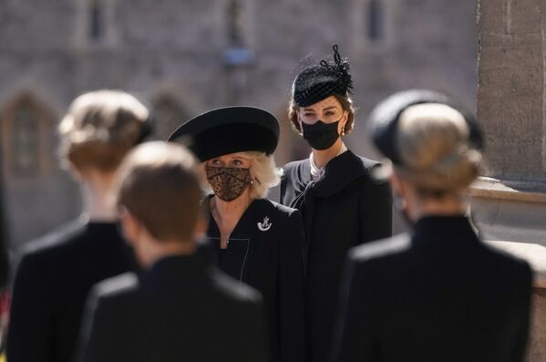 康沃尔公爵夫人卡米拉和剑桥公爵夫人凯瑟琳在已故菲利普亲王的葬礼上。 - 俄罗斯卫星通讯社
