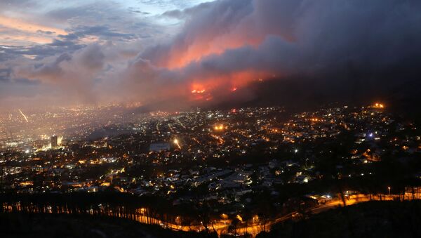 Вид сверху на пожар на склонах горы Столовая в Кейптауне, ЮАР - 俄罗斯卫星通讯社