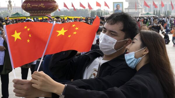 Молодая пара с национальным флагом Китая - 俄罗斯卫星通讯社