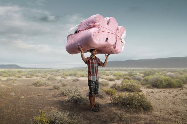 英国摄影师汤姆•普莱斯凭借“搬运工”系列作品,荣获年度摄影师称号。 英国摄影师汤姆•普莱斯凭借“搬运工”系列作品,荣获年度摄影师称号。 - 俄罗斯卫星通讯社