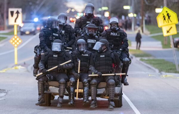 明尼蘇達州抗議活動中的警察。 - 俄羅斯衛星通訊社
