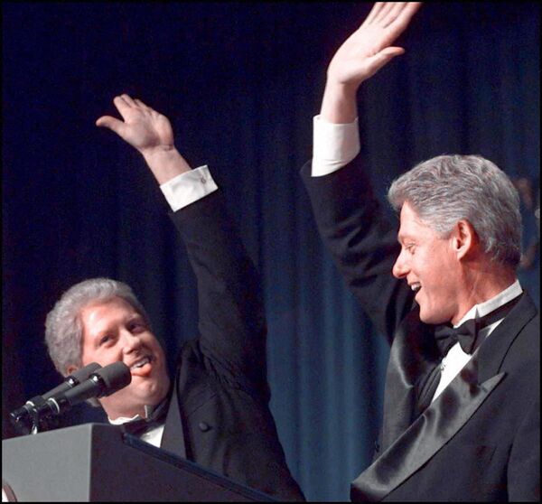 美国前总统克林顿给他的“克隆人”扮演者达雷尔•哈蒙德打了五分。 - 俄罗斯卫星通讯社