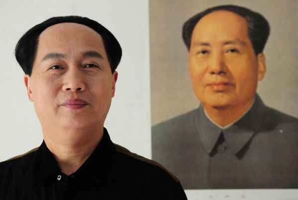 58岁的中国演员徐瑞林和毛泽东主席画像。 - 俄罗斯卫星通讯社