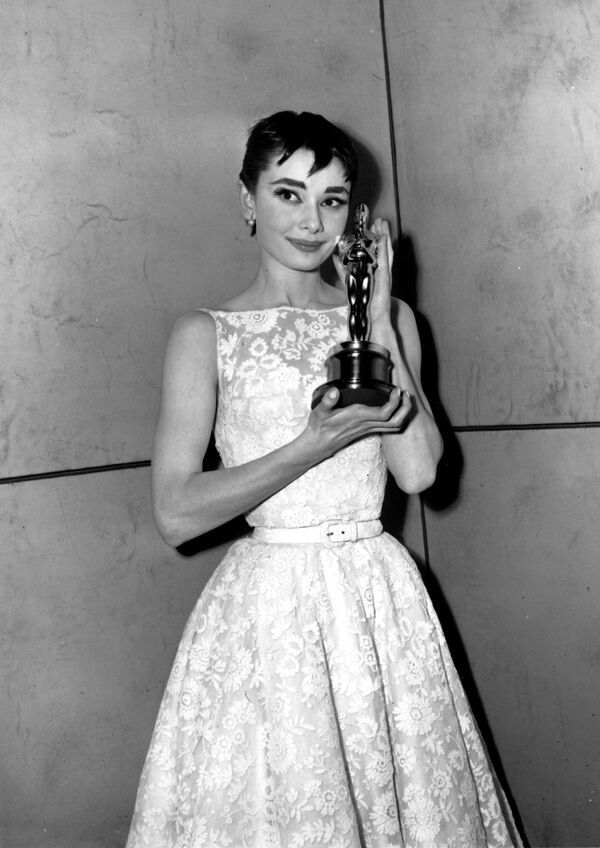 奧黛麗•赫本憑借電影《羅馬假日》於1954年獲得奧斯卡獎，獲獎禮服由派拉蒙製片廠設計師伊迪絲•海德設計製作。女主人公安妮公主身穿這件禮服出現在了影片的最後一幕中。然而赫本非常喜歡這條裙子，以至於為了走紅毯，請求時裝設計師紀梵希將其重新製作。 - 俄羅斯衛星通訊社