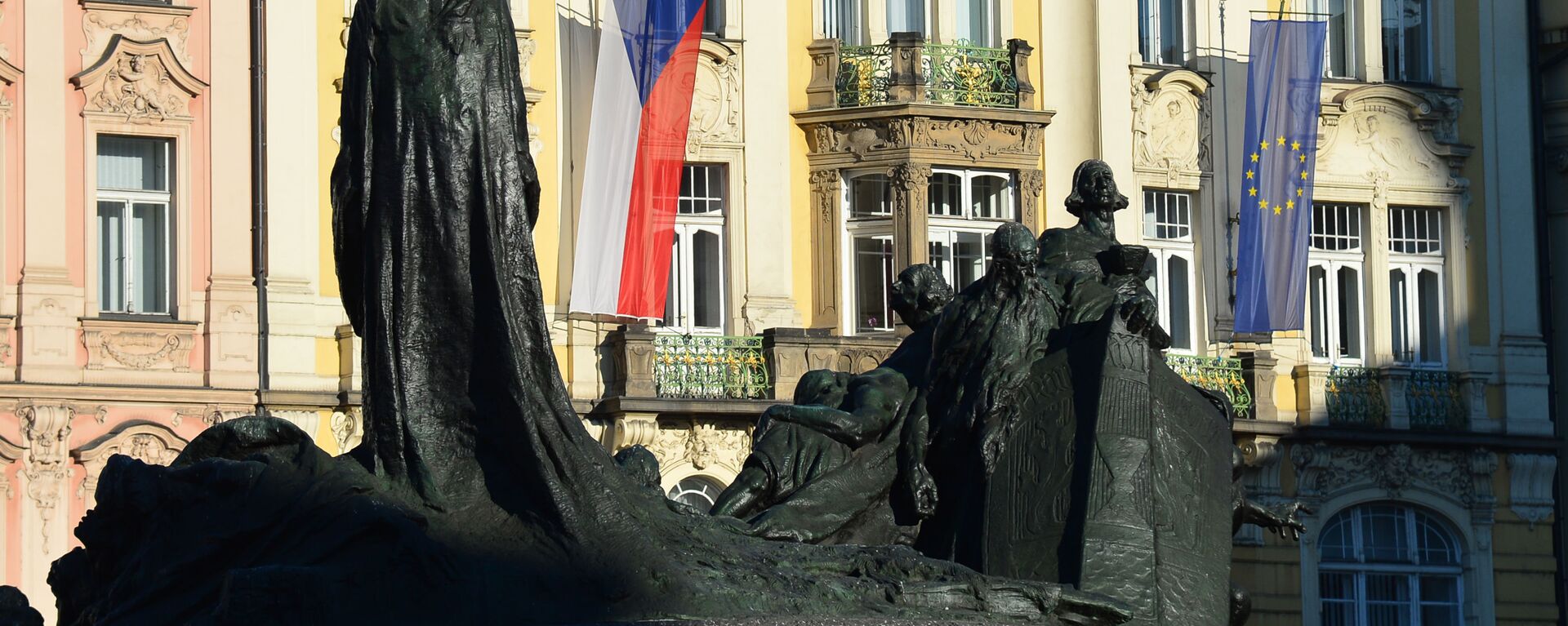 Памятник Яну Гусу на Староместской площади в Праге.  - 俄罗斯卫星通讯社, 1920, 22.04.2021