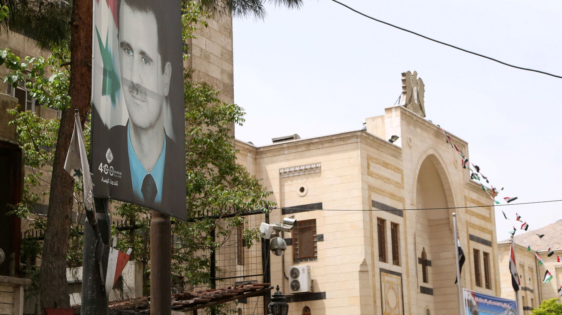 Баннер с изображением президента Сирии Башаром Асадом в Дамаске  - 俄罗斯卫星通讯社, 1920, 29.04.2021