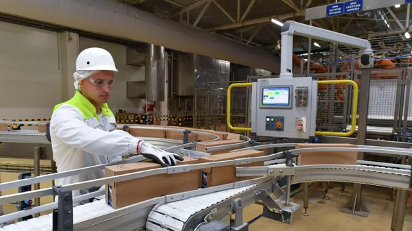 Сотрудник фабрики по производству кормов для домашних животных работает на линии конвейера - 俄罗斯卫星通讯社