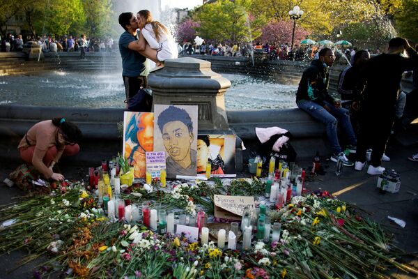 紐約，對前警察肖萬作出判決後，美國非裔男子唐特•賴特畫像附近的鮮花和蠟燭。 - 俄羅斯衛星通訊社