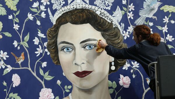 工人們在倫敦市中心安裝了一幅壁畫，上面描繪著英女王伊麗莎白二世。 - 俄羅斯衛星通訊社