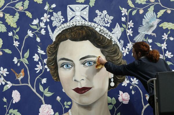 工人们在伦敦市中心安装了一幅壁画，上面描绘着英女王伊丽莎白二世。 - 俄罗斯卫星通讯社