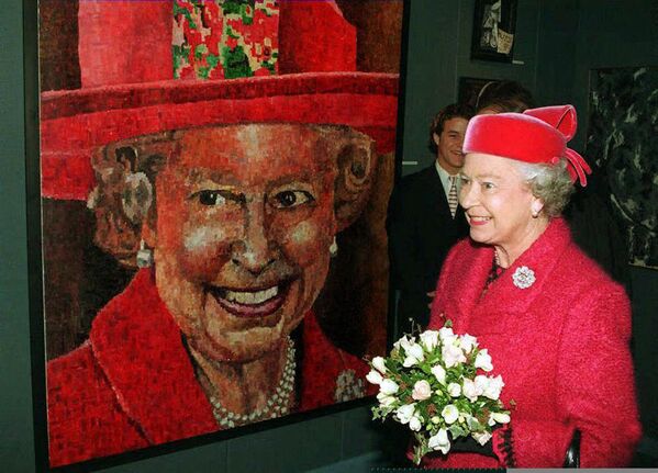 伊丽莎白二世女王和英国画家彼得•霍金斯为她画的肖像。 - 俄罗斯卫星通讯社