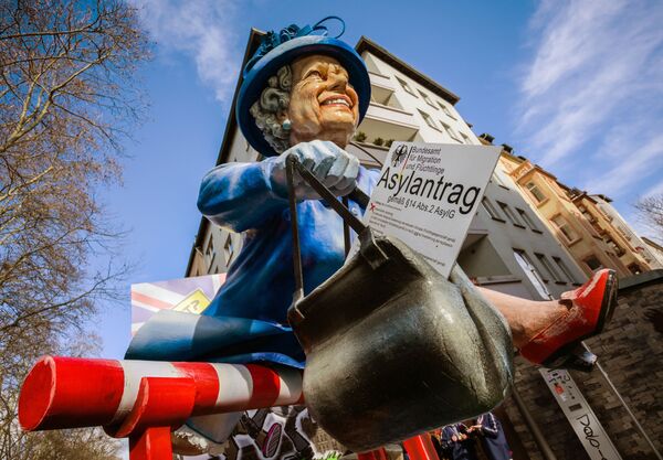 德國西部美因茨街頭狂歡節上的伊麗莎白二世女王玩偶。 - 俄羅斯衛星通訊社