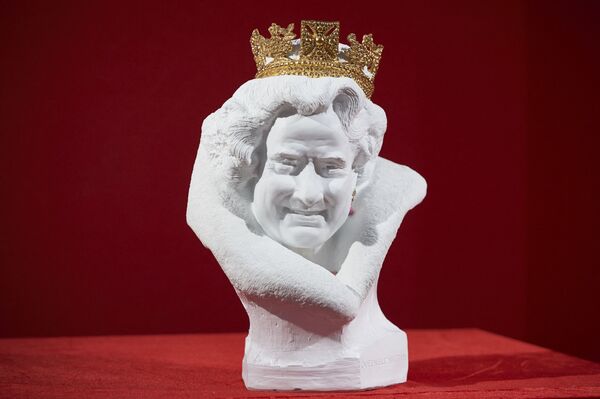 英女王伊麗莎白二世的半身雕塑，該作品由中國藝術家陳大鵬用中國白瓷製成。 - 俄羅斯衛星通訊社
