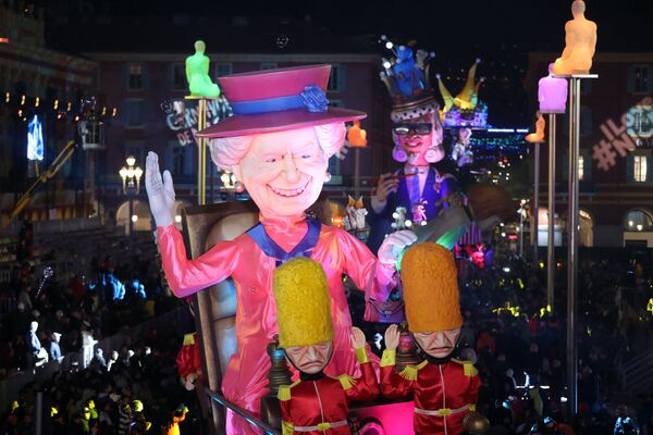 法国尼斯狂欢节期间，以伊丽莎白二世女王为原型制作的巨型人偶模型。 - 俄罗斯卫星通讯社