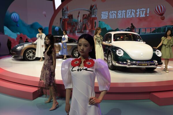 第19届上海国际车展中国品牌欧拉汽车旁的车模。 - 俄罗斯卫星通讯社