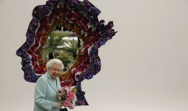 參觀切爾西畫展時，英女王伊麗莎白二世在她的肖像旁邊。 - 俄羅斯衛星通訊社