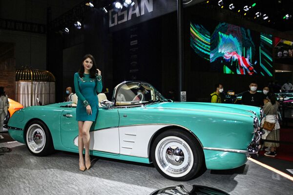第19届上海国际车展Songsan汽车旁的车模。 - 俄罗斯卫星通讯社