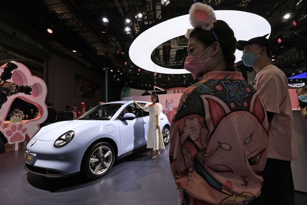 第19屆上海國際車展中國品牌歐拉汽車旁的車模。 - 俄羅斯衛星通訊社