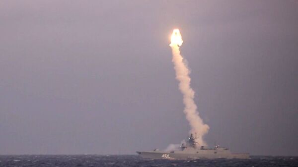 據俄國防部消息，俄羅斯海軍「戈爾什科夫海軍上將」號護衛艦試射「鋯石」，對位於白海水域的目標發動高超音速導彈打擊 - 俄羅斯衛星通訊社