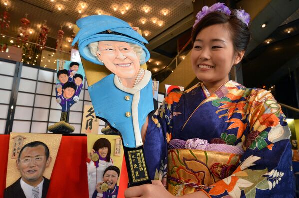 日本东京，Kyugetsu公司展厅里的英女王伊丽莎白二世形象的木制球拍。 - 俄罗斯卫星通讯社