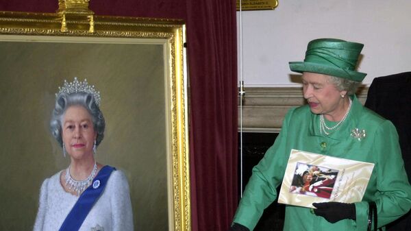 Королева Великобритании Елизавета II со своим портретом работы Theodore Ramos - 俄罗斯卫星通讯社