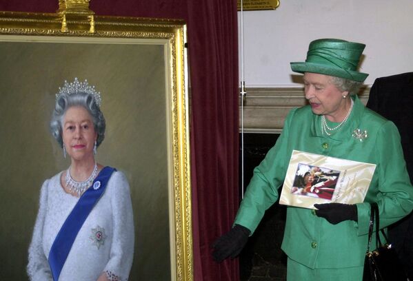 英女王伊麗莎白二世和由西奧多•拉莫斯繪制的個人肖像畫。 - 俄羅斯衛星通訊社