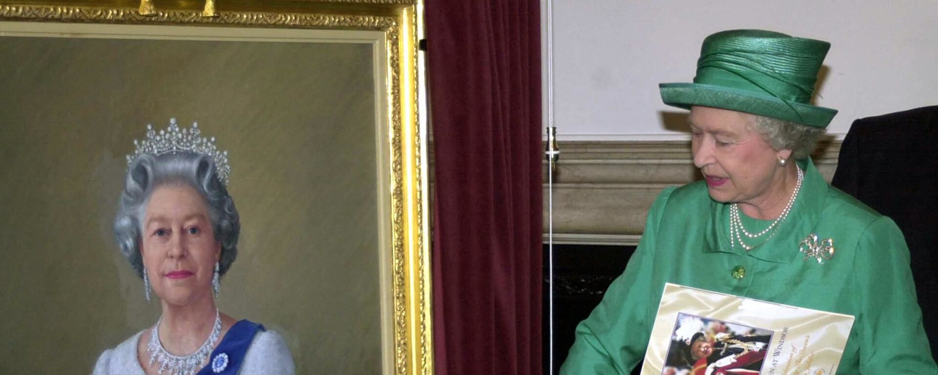 Королева Великобритании Елизавета II со своим портретом работы Theodore Ramos - 俄羅斯衛星通訊社, 1920, 23.08.2021