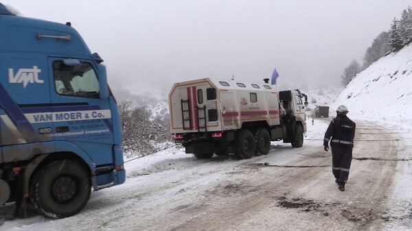 俄紧急情况部人员在滨海边疆区救出夜里被困在雪堆中车辆上的4人 - 俄罗斯卫星通讯社