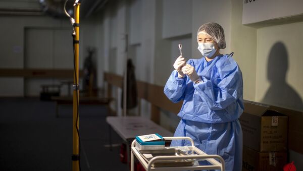 Литовский медицинский работник готовит вакцину от коронавируса - 俄羅斯衛星通訊社