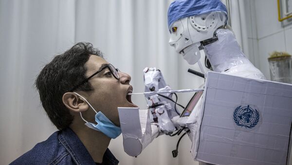Робот берет анализ на коронавирус в одной из больниц Египта - 俄罗斯卫星通讯社