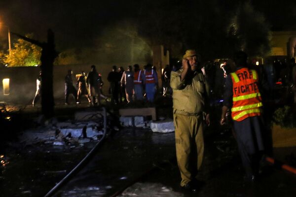 巴基斯坦救援人員在爆炸現場搶救傷者。 - 俄羅斯衛星通訊社
