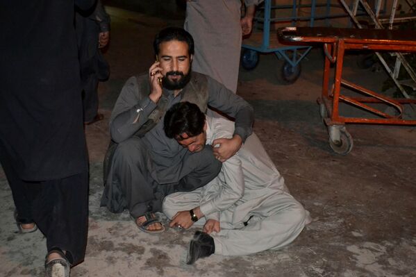 滞留在爆炸现场的巴基斯坦民众。 - 俄罗斯卫星通讯社