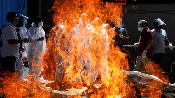 新德里市居民見證親屬火化。 - 俄羅斯衛星通訊社