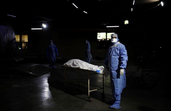 新德里医务人员正在将新冠死者推往焚尸炉。 - 俄罗斯卫星通讯社