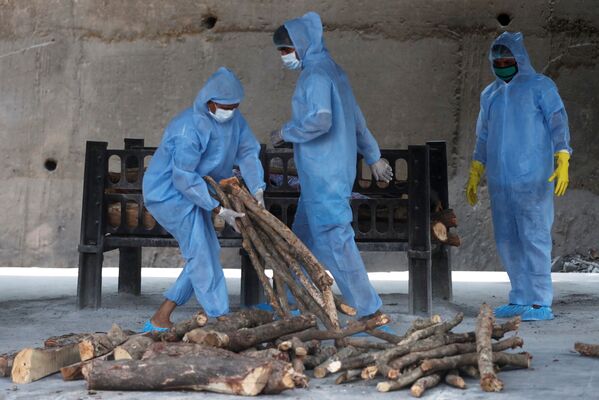 新德里火葬場工人準備焚屍使用的火料。 - 俄羅斯衛星通訊社
