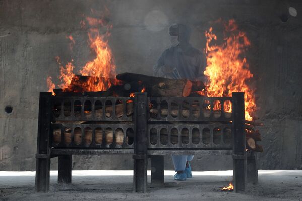 新德里火葬场工人观察焚尸炉。 - 俄罗斯卫星通讯社