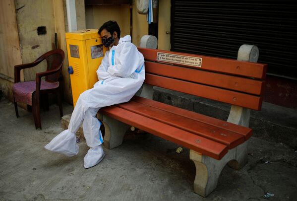 疲惫的医师们在新德里火葬场区域内休息。 - 俄罗斯卫星通讯社