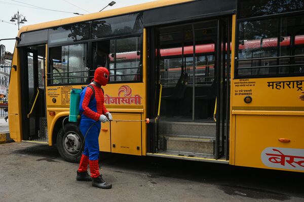 印度“阿什克库尔米”制药公司职工为孟买市公交车进行防疫消毒。 - 俄罗斯卫星通讯社