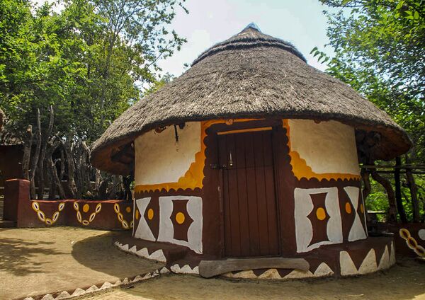 科萨人（自豪民族）是南非东南部的一个民族。他们的传统手工艺包括串珠、编织和陶器，他们的房屋由茅草料搭建而成，白色的外墙上绘有彩色图案。 - 俄罗斯卫星通讯社