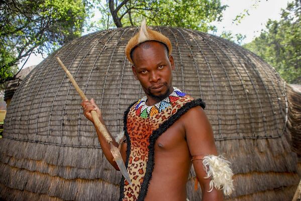 祖魯人（戰士民族）是南非最大的民族，主要生活在南非誇祖魯-納塔爾省。他們的住房類似黃蜂的蜂巢。 - 俄羅斯衛星通訊社