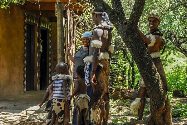 巴索托人（山地民族）是莱索托的土著民族，他们以穿着色彩鲜艳的毯子和草帽闻名于世。 - 俄罗斯卫星通讯社