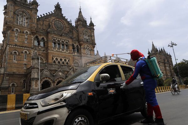 印度“阿什克库尔米”制药公司职工为出租车进行防疫消毒。 - 俄罗斯卫星通讯社