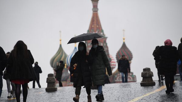 Пешеходы в медицинских масках на Красной площади в Москве - 俄羅斯衛星通訊社