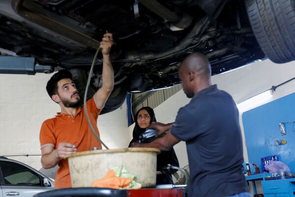 胡达·阿尔·马特鲁希在汽修厂参加车辆修理工作。 - 俄罗斯卫星通讯社