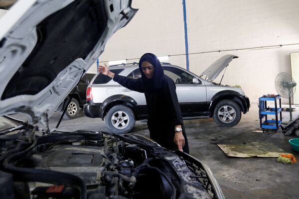 胡达·阿尔·马特鲁希在汽修厂参加车辆修理工作。 - 俄罗斯卫星通讯社
