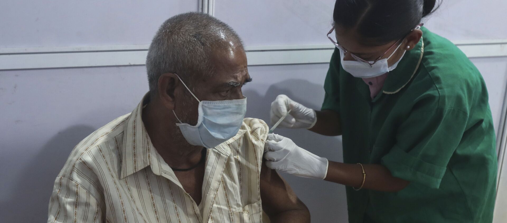 Медицинский работник вводит вакцину против COVID-19, Индия - 俄羅斯衛星通訊社, 1920, 02.07.2021